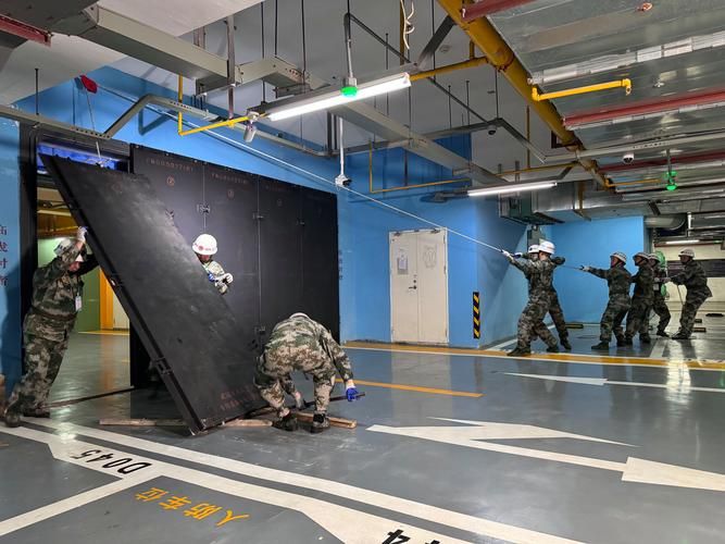 二七区疫情：铁路枢纽与城中村结构下的防控挑战