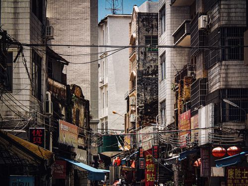 吴川：沿海小城的疫情防线与交通枢纽压力