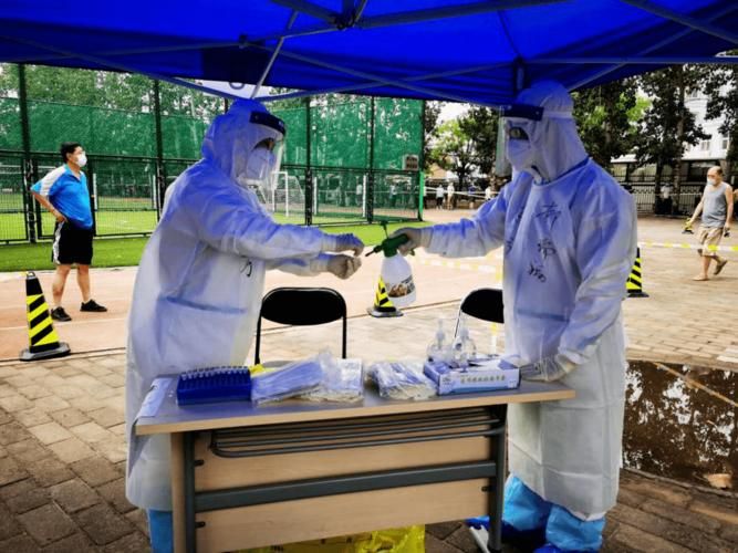 东方疫情：热带滨海小城的防疫压力测试