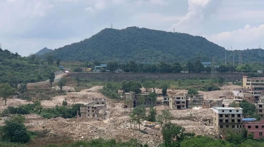 南明区疫情透视：城中村结构如何成为病毒扩散放大器？