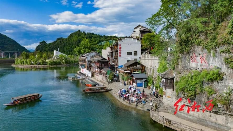 【凤凰：湘西边城的防疫突围与地理屏障下的持久战】