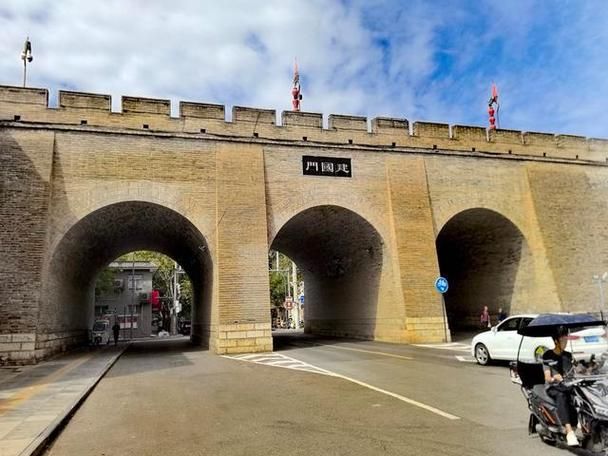 古城墙下的隐匿传播：西安社区病例揭示城中村防疫挑战