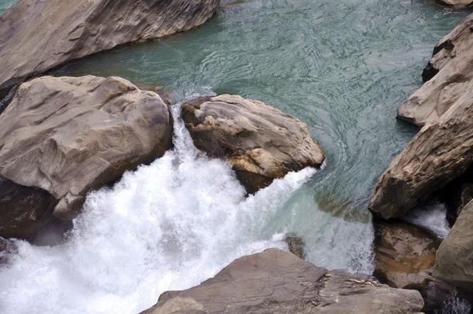 高原屏障下的零感染坚守:玉龙纳西族自治县的防疫逻辑