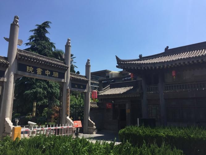 西安古城墙下的疫情破防：密闭空间与社区传播的攻防战