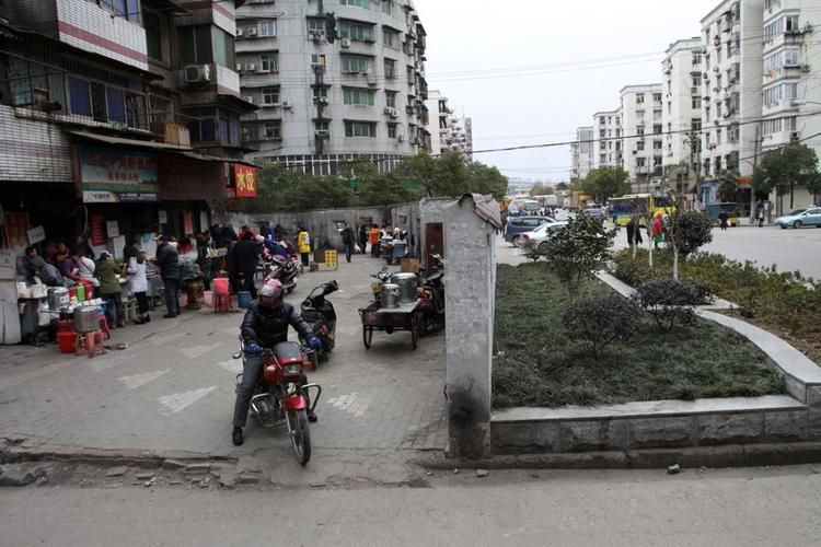 陈仓屏障下的破防：交通枢纽与城中村结构中的疫情溯源