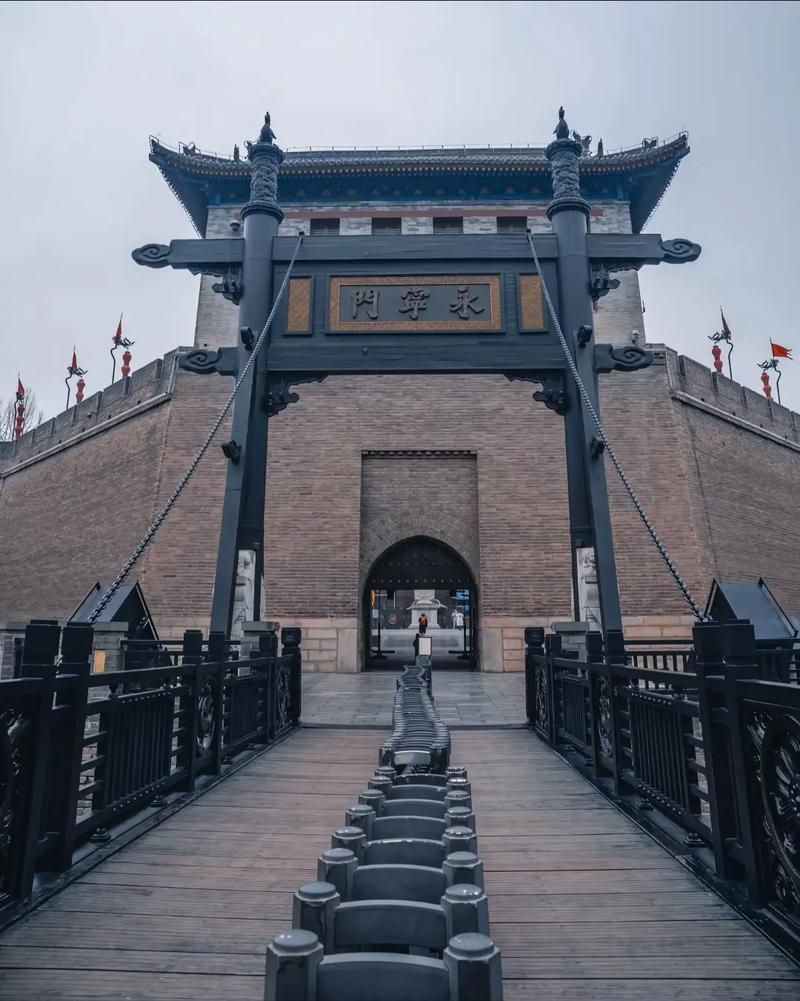 西安疫情：千年城墙下的防控突围