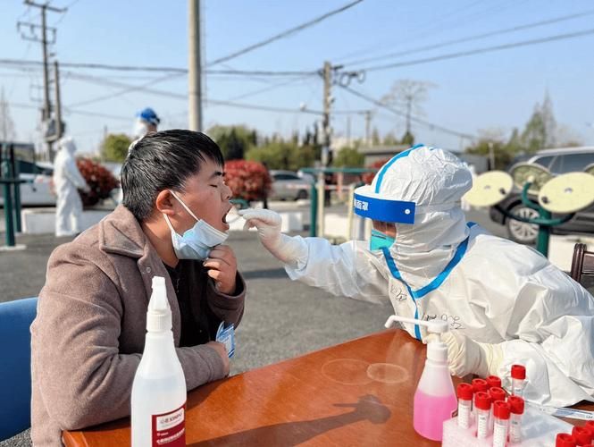 边城哨卡与病毒赛跑：二连浩特口岸的防疫压力测试