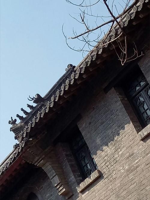 周村古城墙下的隐匿传播：交通枢纽与老旧社区交织的防控挑战