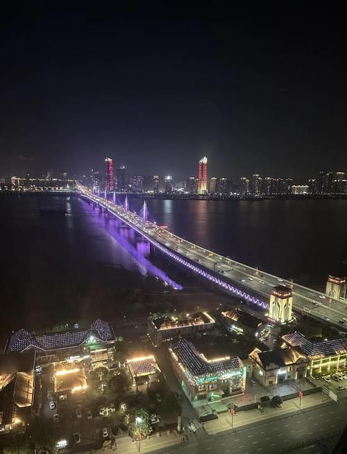 赣江穿城而过的南昌：交通枢纽与城中村交织的防疫挑战