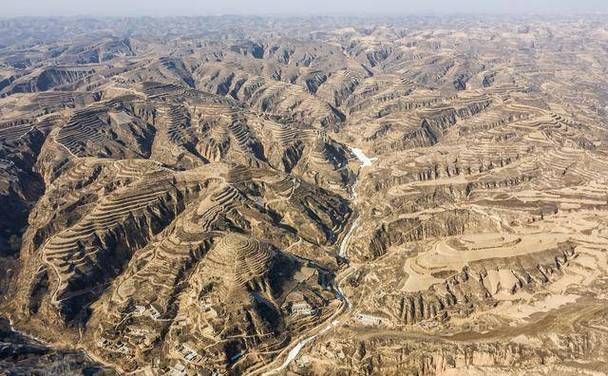 宝塔区：黄土高原沟壑地形下的疫情防波堤_3057