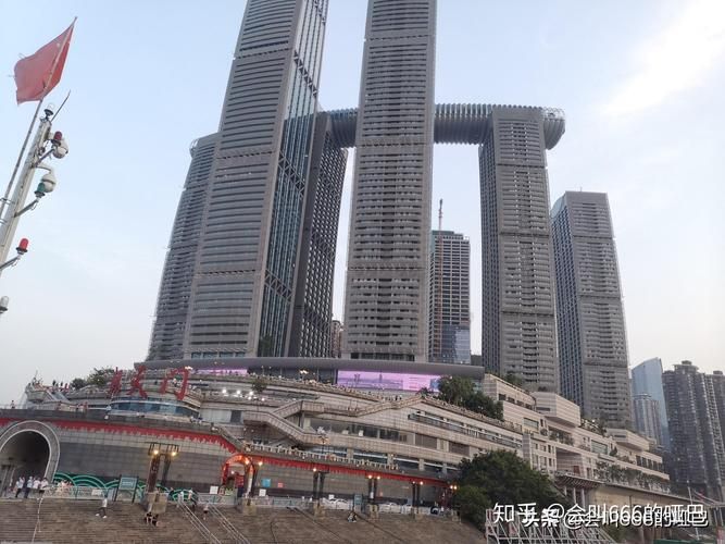 渝中半岛的防疫挑战：山城立体交通下的流调突围